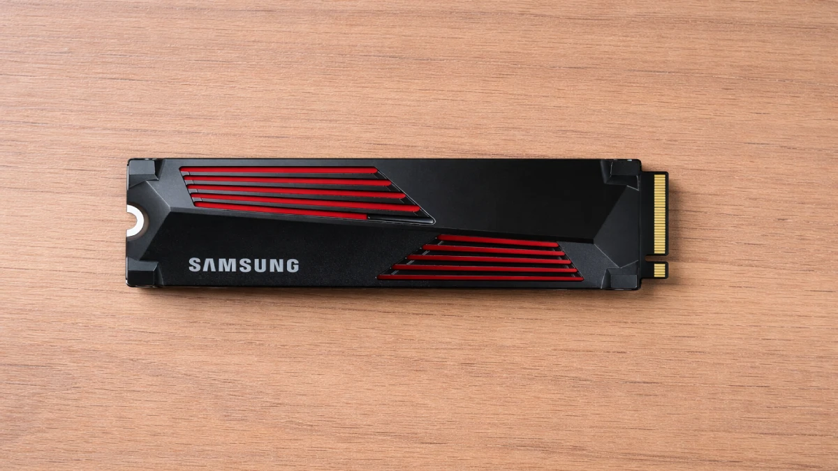 SSD Samsung 990 PRO 2TB cu heatsink, compatibil cu PS5, fotografiat pe suprafață din lemn