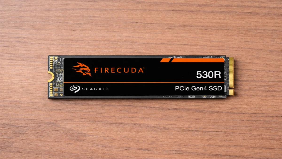 SSD Seagate FireCuda 530 2TB NVMe PCIe Gen4, compatibil PS5, fotografiat pe masă din lemn