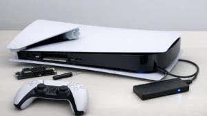 SSD intern M.2 PCIe Gen4 și SSD extern USB comparate lângă consola PlayStation 5