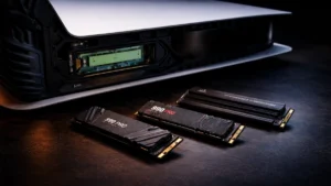 Slot SSD M.2 PS5 cu mai multe SSD-uri NVMe cu heatsink așezate lângă consolă