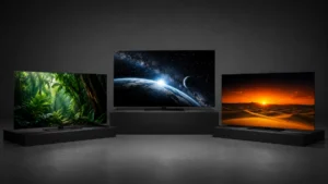 Trei televizoare OLED pe standuri negre cu scene diferite pe ecran — pădure tropicală, spațiu și deșert la apus — ilustrând contrastul și culorile tehnologiei OLED