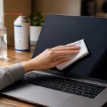 Curățare ecran laptop cu lavetă din microfibră — ghid pas cu pas