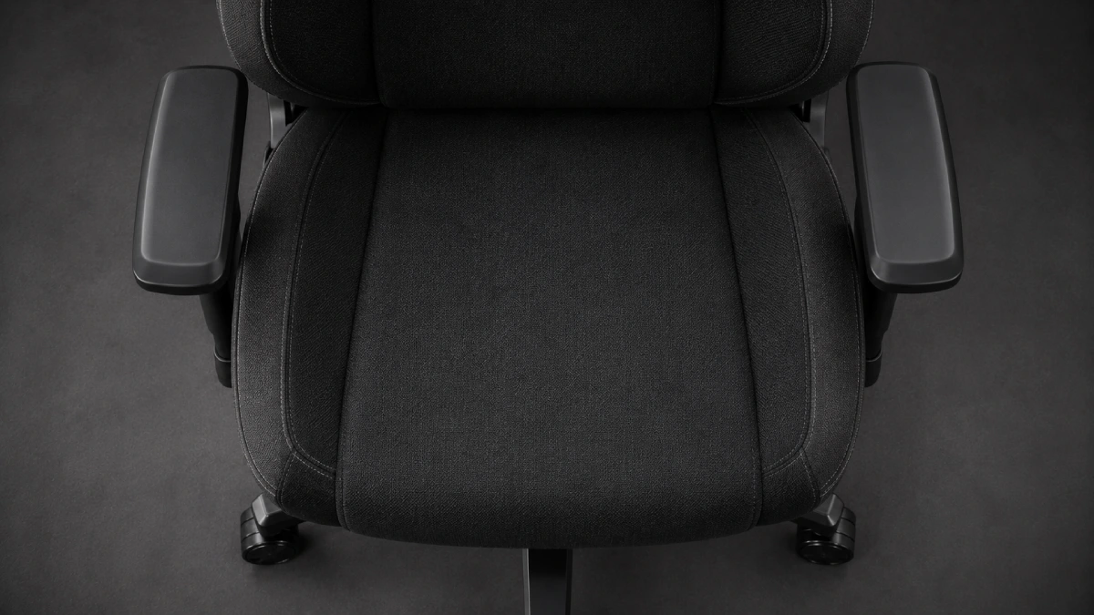 Vedere de sus a șezutului larg al unui scaun gaming King Size pentru persoane corpolente, textil negru antracit, cotiere late