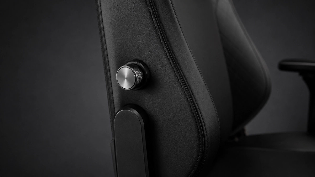 Detaliu buton rotativ reglaj suport lombar integrat scaun gaming Noblechairs HERO — finisaj metalic nichelat pe spătar negru