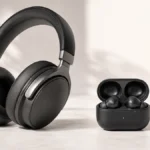 Comparație vizuală între căști over-ear și căști true wireless cu carcasă deschisă