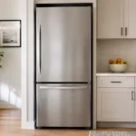 Bucătărie luminoasă cu o combină frigorifică încadrată între corpurile de mobilier