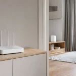 Router Wi-Fi într-o cameră și o a doua unitate mesh în camera alăturată