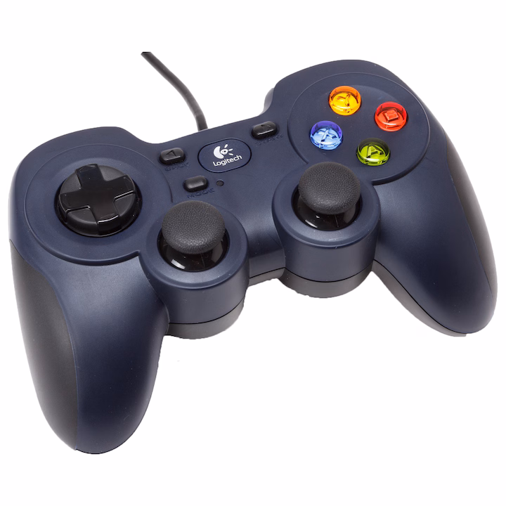 Gamepad Logitech F310 cu conectare USB pentru PC, vedere de trei sferturi pe fundal alb