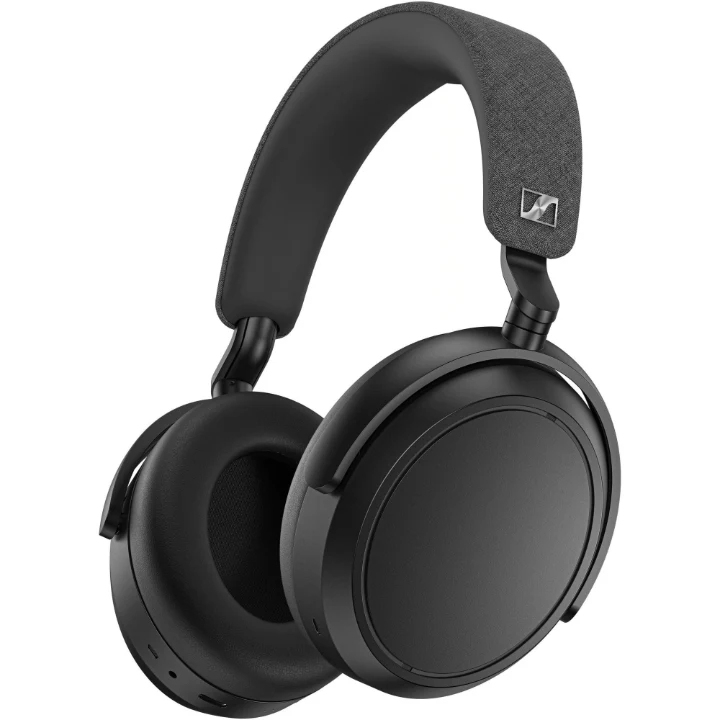 Căști wireless over-ear Sennheiser Momentum 4 în culoarea neagră, cu cupele rotite spre exterior