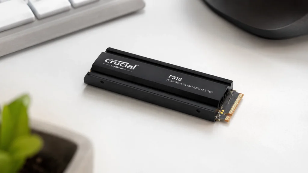 SSD Crucial P310 1TB M.2 NVMe cu radiator, așezat pe un birou