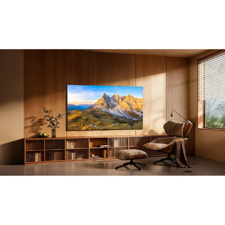 Televizor TCL SQD-Mini LED 55C8L de 139 cm (55 inch), montat într-un living cu mobilier din lemn