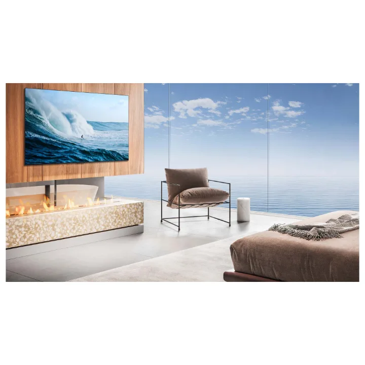Televizor TCL 65C6K Pro montat pe perete, într-un living cu vedere la mare