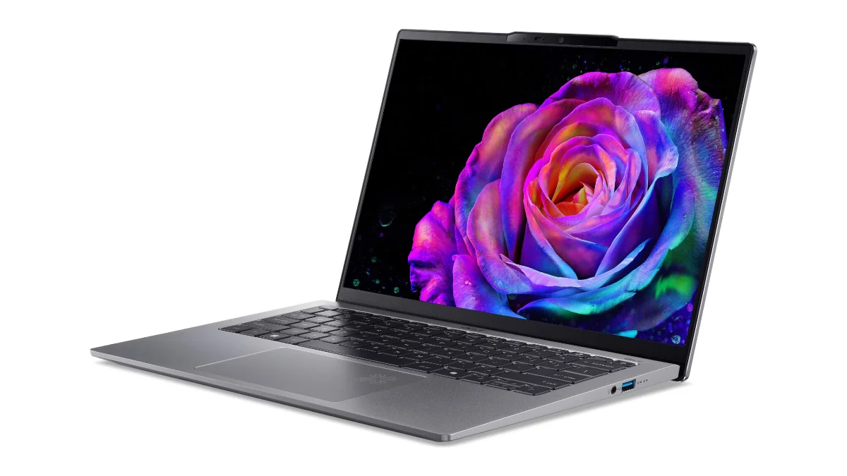 Laptop Acer Swift Go 14 AI OLED argintiu, deschis, văzut din trei sferturi