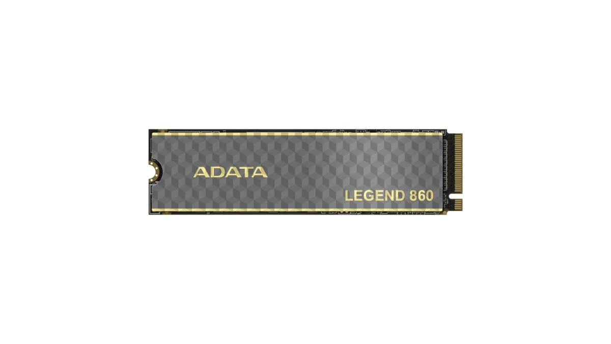 SSD-ul ADATA Legend 860 de 1 TB, în format M.2 2280, cu radiator, pe fundal alb
