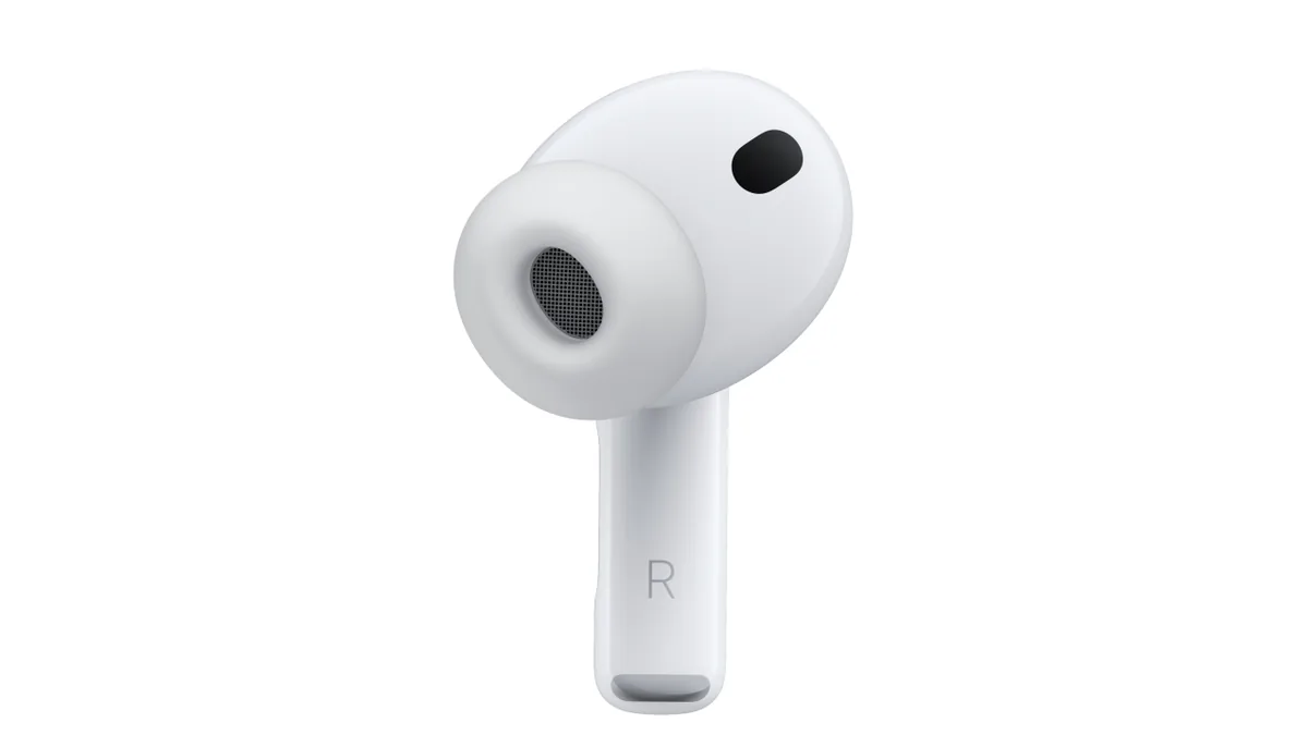 Casca dreaptă AirPods Pro 3 cu adaptorul din silicon și grila interioară văzute de aproape