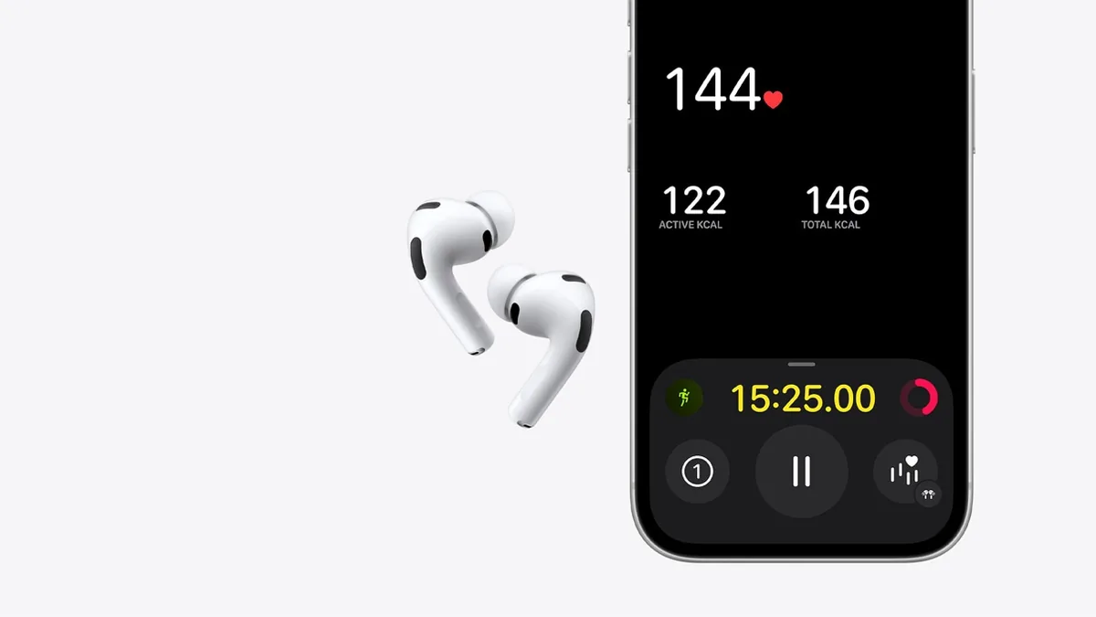 Căștile AirPods Pro 3 lângă un iPhone care afișează pulsul, caloriile și cronometrul unui antrenament