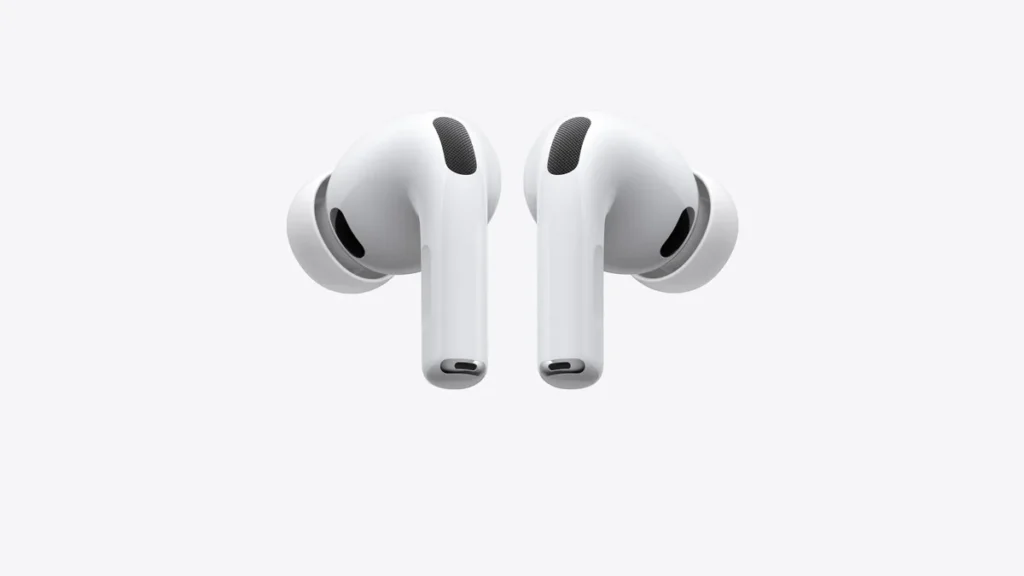 Perechea de căști Apple AirPods Pro 3 pe fundal deschis, cu adaptoarele din silicon și grilele microfoanelor la vedere