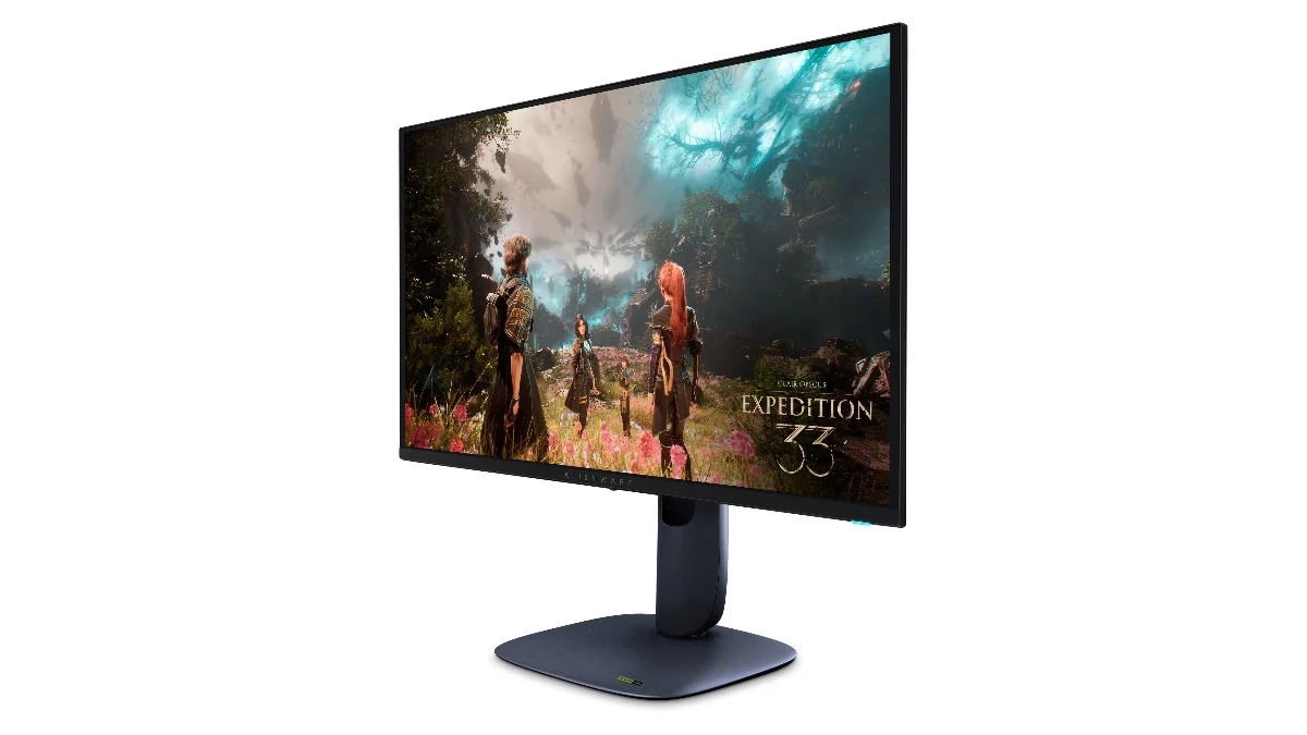 Monitorul Alienware AW2725Q văzut din față, din unghi, pe suportul reglabil
