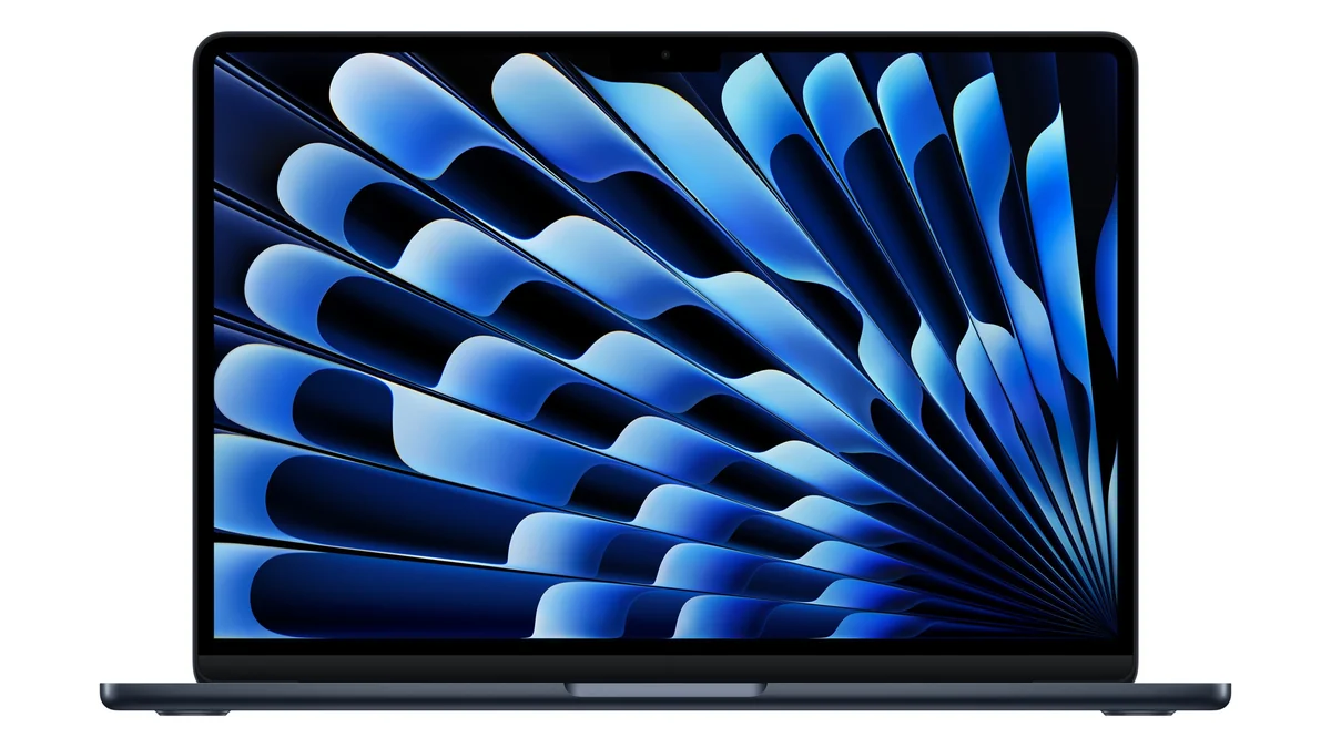 Apple MacBook Air 13 M5 în culoarea Midnight, deschis și văzut din față, cu ecranul Liquid Retina de 13,6 inch