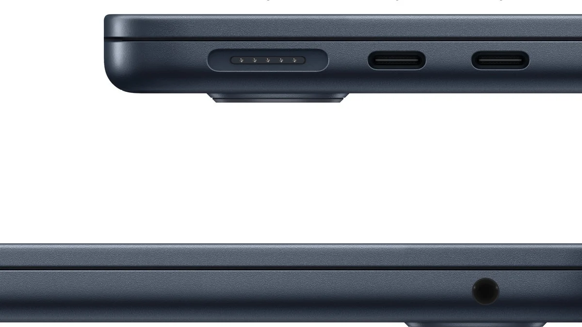 Laturile lui Apple MacBook Air 13 M5 Midnight: MagSafe 3 și cele două porturi Thunderbolt 4 pe stânga, mufa de căști pe dreapta