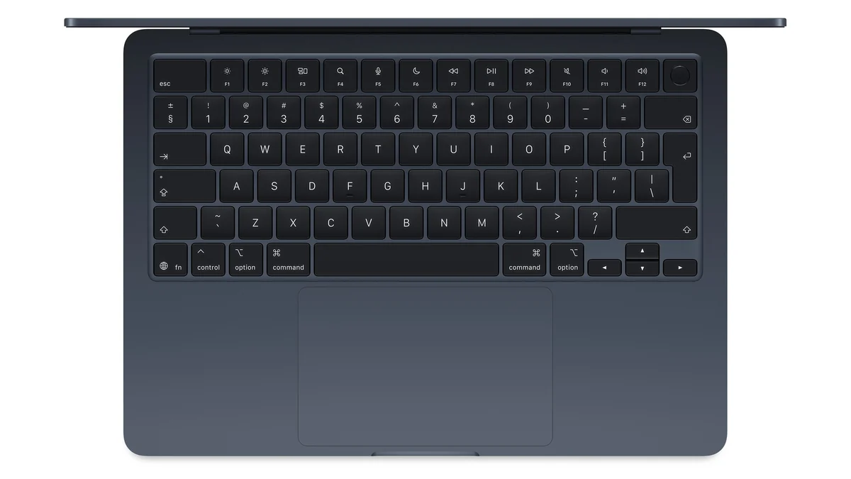 Apple MacBook Air 13 M5 Midnight văzut de sus, cu tastatura Magic Keyboard și trackpadul Force Touch