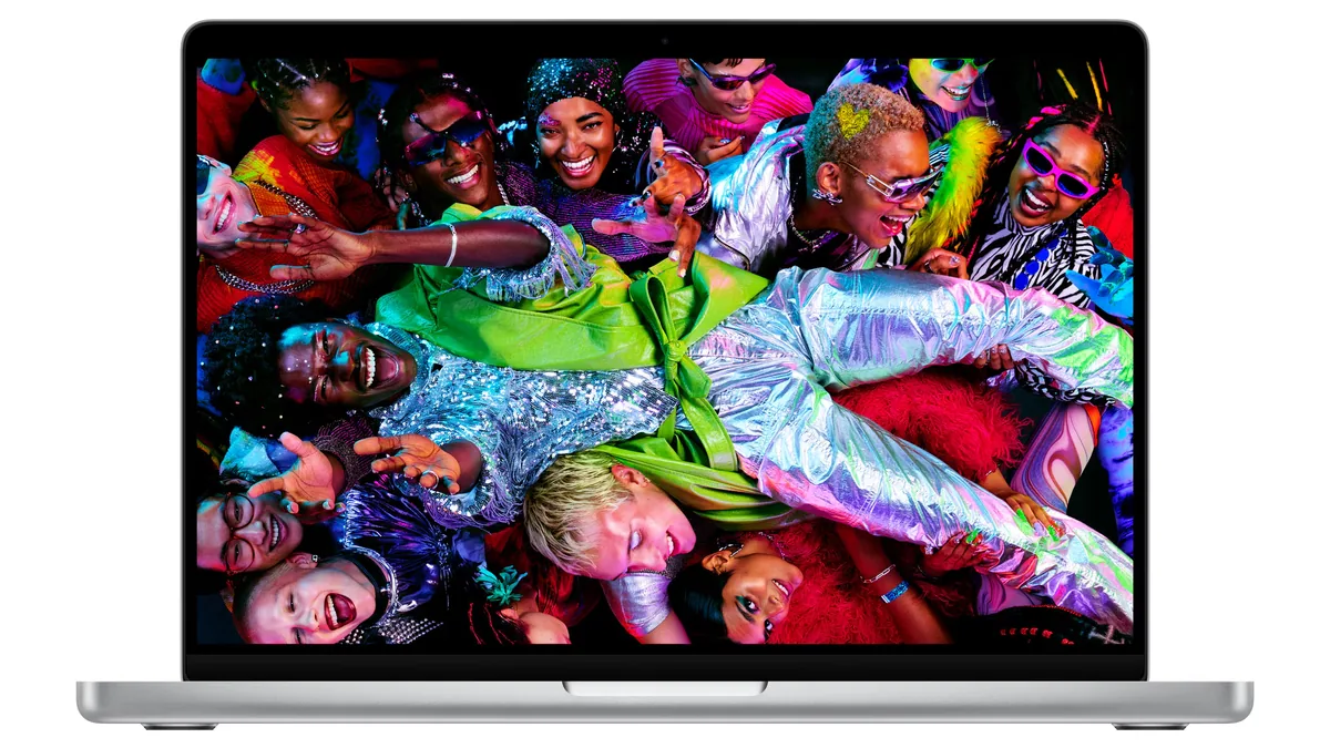 MacBook Pro de 14 inch cu cip M5, argintiu, cu o fotografie colorată pe ecranul Liquid Retina XDR de 14,2 inch