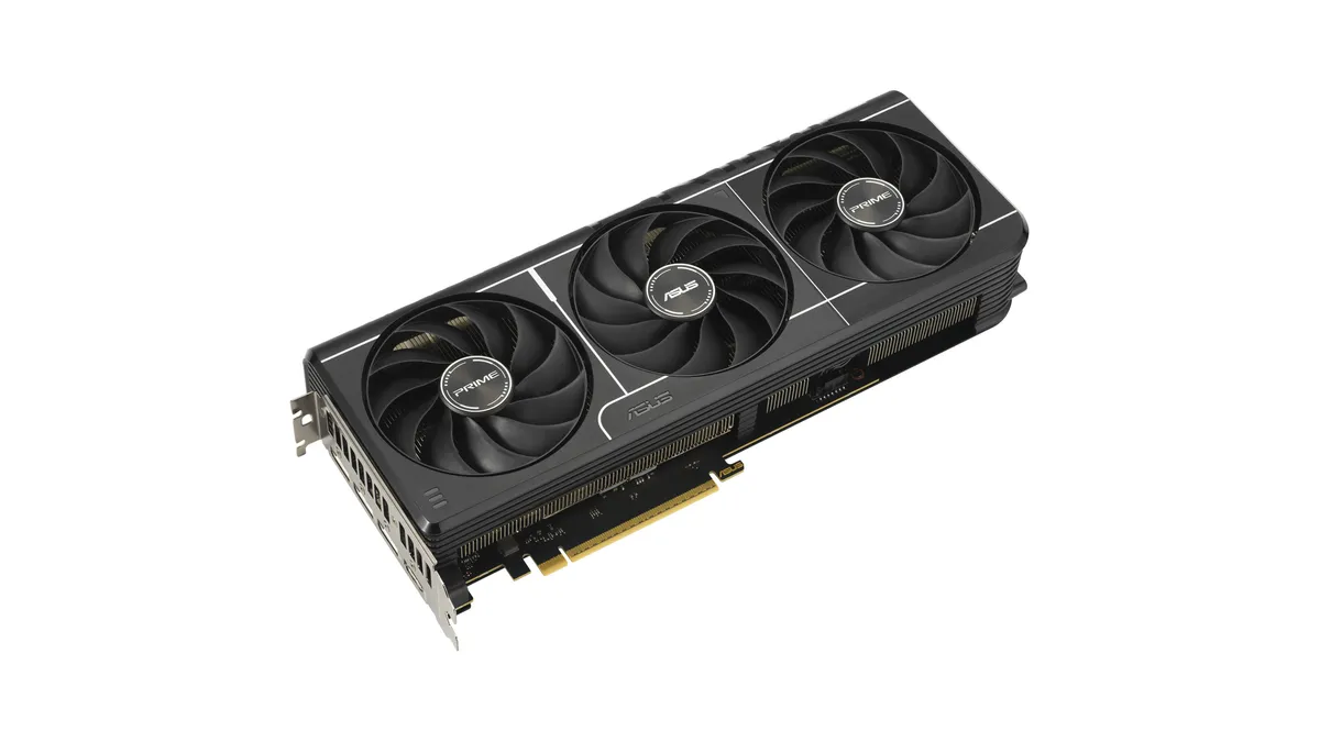 Placa video ASUS PRIME GeForce RTX 5080 OC Edition, neagră, cu trei ventilatoare, văzută din trei sferturi