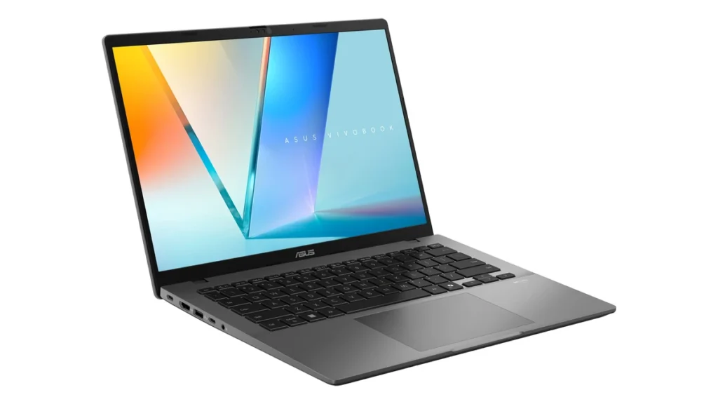 Laptopul ASUS Vivobook S14 S3407VA deschis, văzut din față și din stânga, cu ecranul de 14 inch pornit și carcasa gri