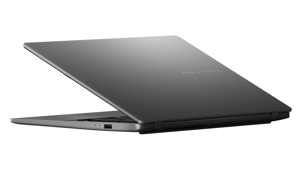 Laptopul ASUS Vivobook S14 S3407VA deschis, văzut din spate și din unghi, cu capacul Matte Gray