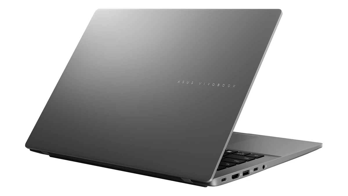 Laptopul ASUS Vivobook S14 S3407VA deschis, văzut din spate și din unghi, cu capacul gri