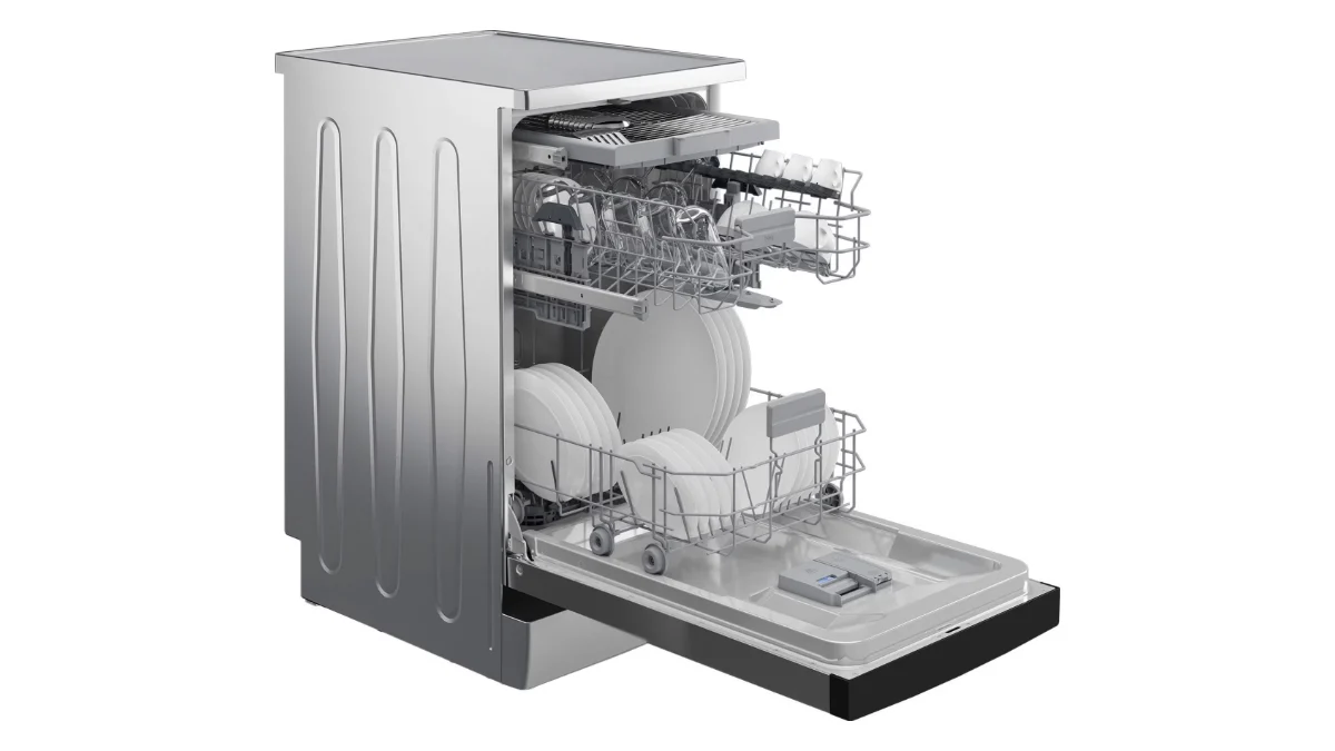 Mașina de spălat vase independentă Beko BDFS26046XQ, inox, văzută din trei sferturi, cu ușa deschisă și coșurile scoase