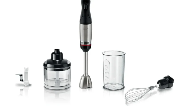 Blenderul vertical Bosch ErgoMaster MSM6M622, cu corp din inox, alături de minitocător, pahar și tel