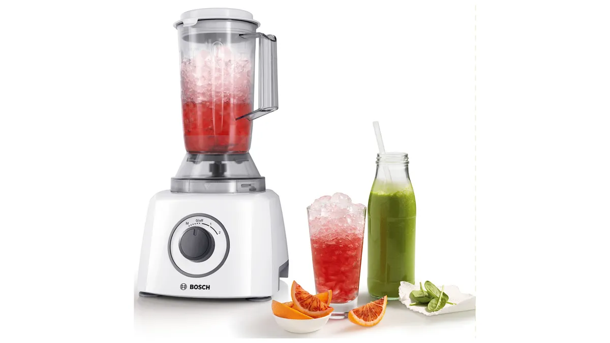 Robotul de bucătărie Bosch MultiTalent 3 MCM3200W, alb cu gri, cu blenderul montat și pahare cu smoothie alături