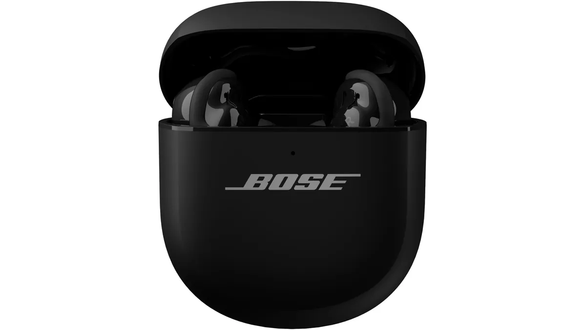 Carcasa de încărcare neagră Bose cu capacul deschis, în care se văd cele două căști Bose QuietComfort Ultra Earbuds (2nd Gen), pe fundal alb