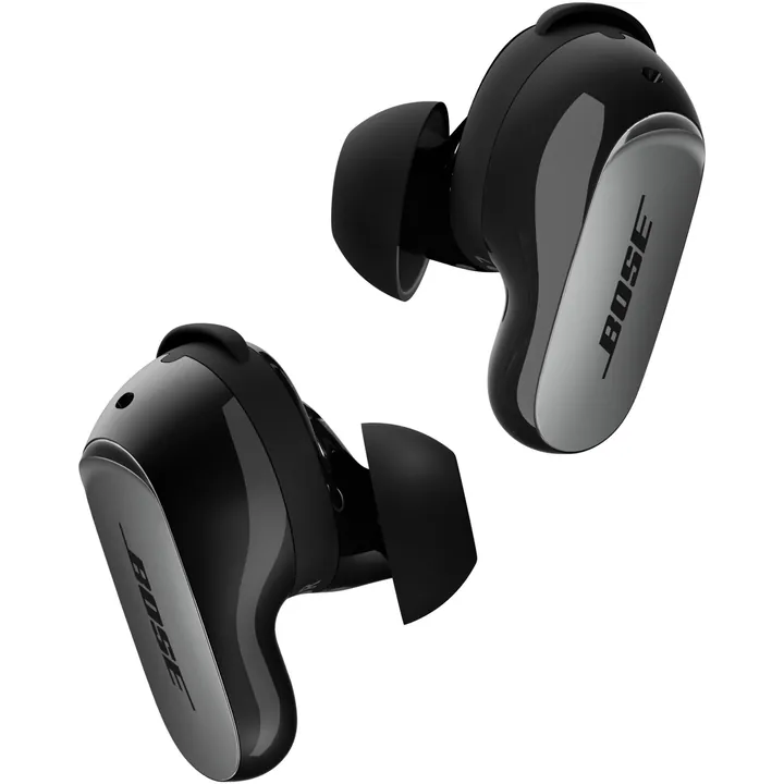 Două căști in-ear Bose QuietComfort Ultra Earbuds (2nd Gen) negre, cu dopuri de silicon, pe fundal alb