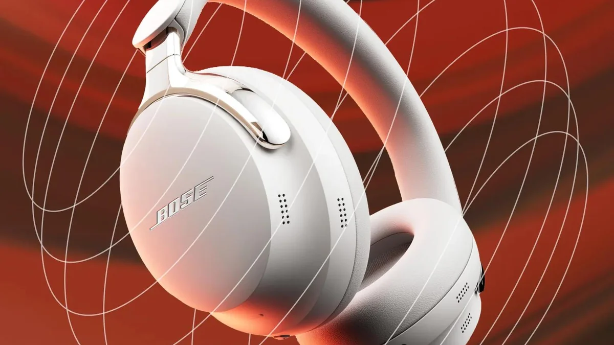 Căști Bose QuietComfort Ultra Headphones (2nd Gen) în varianta albă (White Smoke), într-o scenă dedicată modului Cinema