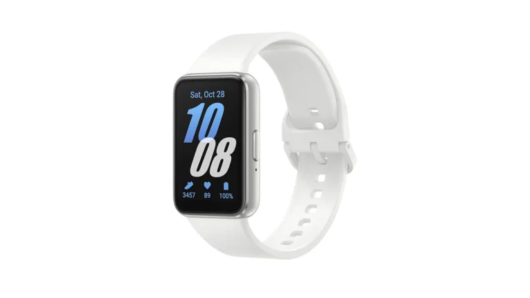 Brățara Samsung Galaxy Fit3 argintie, cu curea albă și ecranul AMOLED pornit