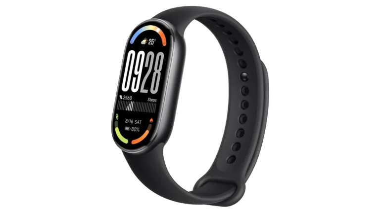 Brățara de fitness Xiaomi Smart Band 10 neagră, cu ecranul AMOLED alungit pornit, văzută din trei sferturi