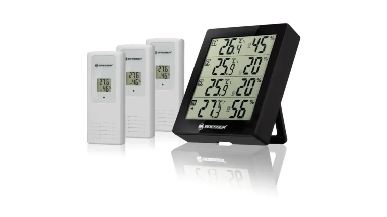 Stația Bresser Thermo-Hygrometer Quadro neagră, cu patru rânduri de valori pe ecran, lângă cei trei senzori wireless albi
