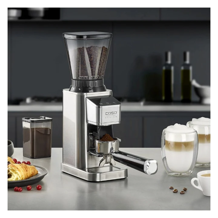 Caso BaristaChef Inox, râșniță de cafea din inox pe un blat de bucătărie