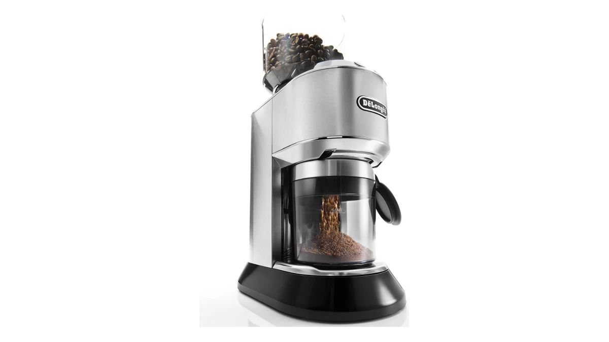 Râșnița De'Longhi Dedica KG 520.M din inox, văzută din lateral, în timp ce cafeaua măcinată cade în recipientul transparent