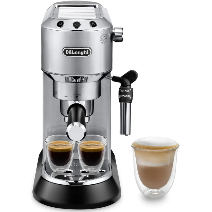 De'Longhi Dedica Style EC 685.M argintiu, cu două pahare de espresso și un cappuccino