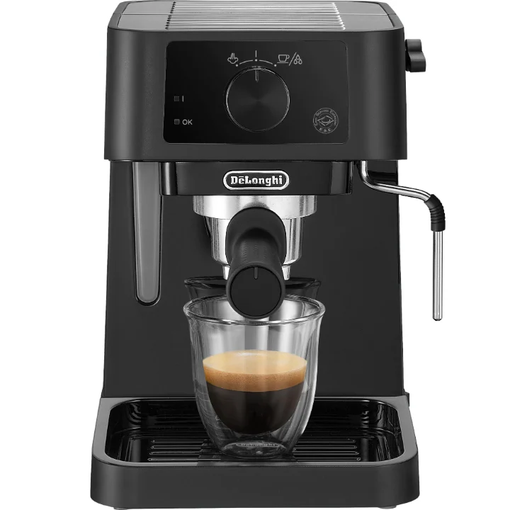 De'Longhi Stilosa EC 235.BK negru, cu un pahar de espresso sub portafiltru