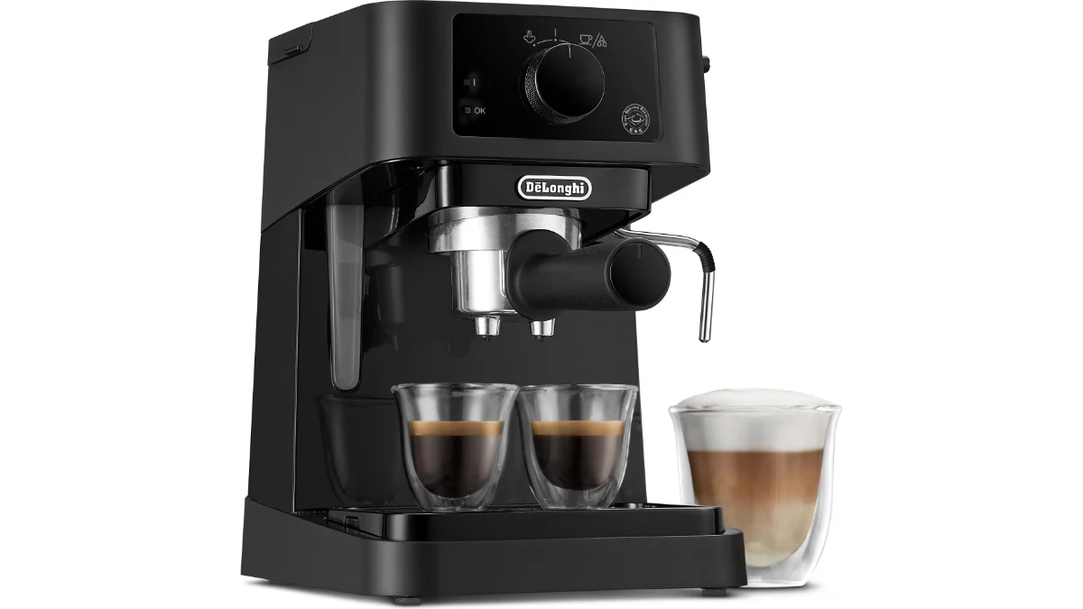 Espressorul De'Longhi Stilosa EC 235.BK negru, cu două pahare de espresso sub portafiltru și un cappuccino alături