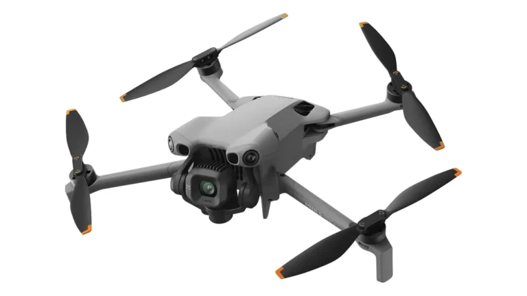 Drona DJI Mini 5 Pro gri, cu brațele desfăcute