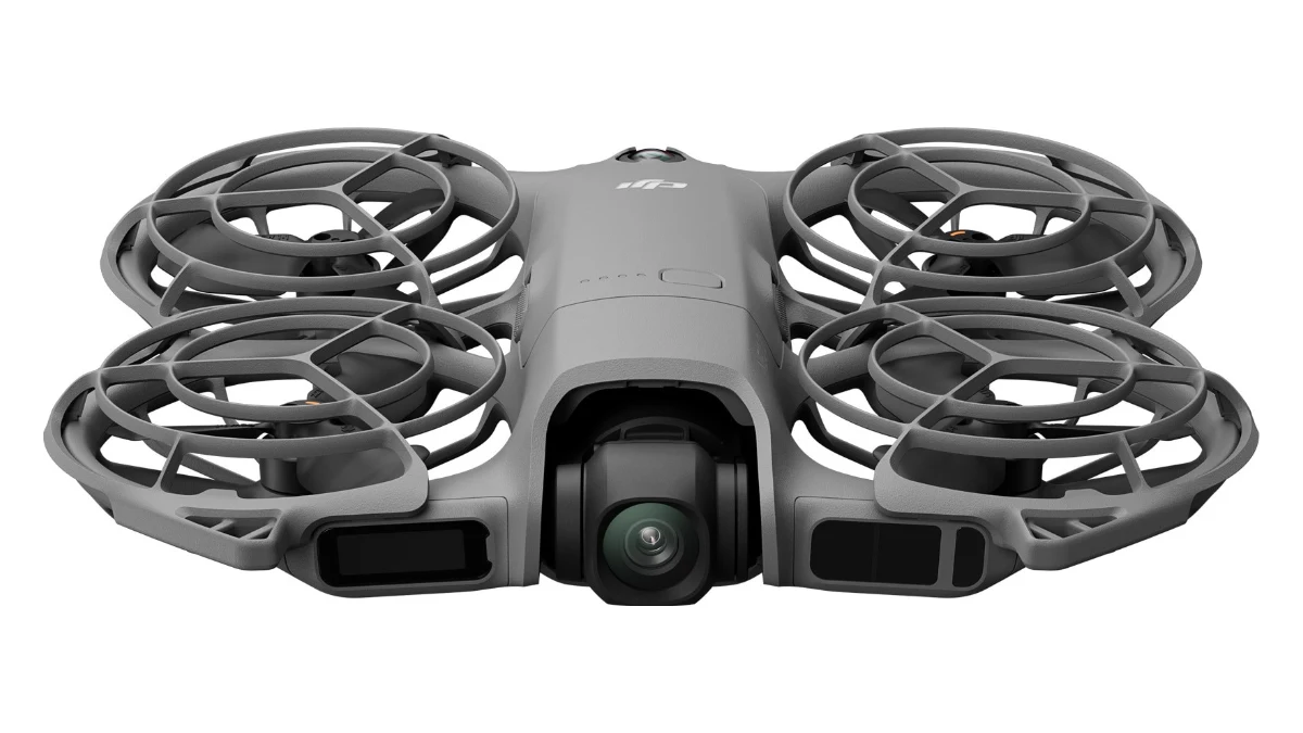 Drona DJI Neo 2 gri, cu protecțiile de elice montate