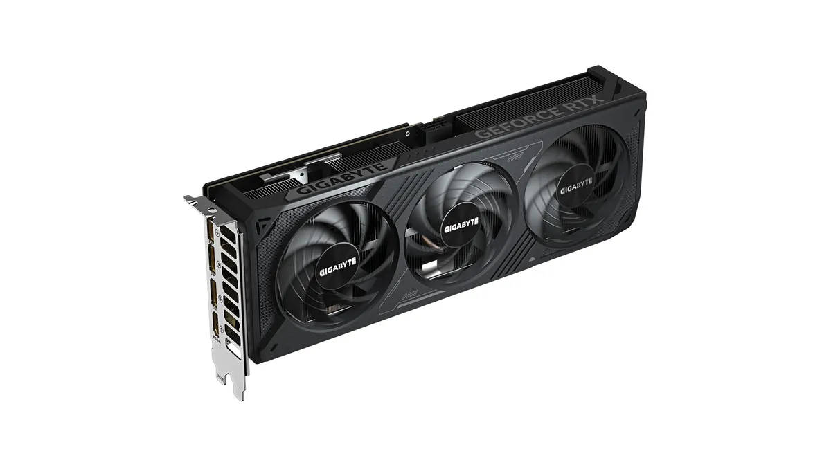 Placa video Gigabyte GeForce RTX 5070 WINDFORCE OC SFF, neagră, cu trei ventilatoare, văzută din trei sferturi