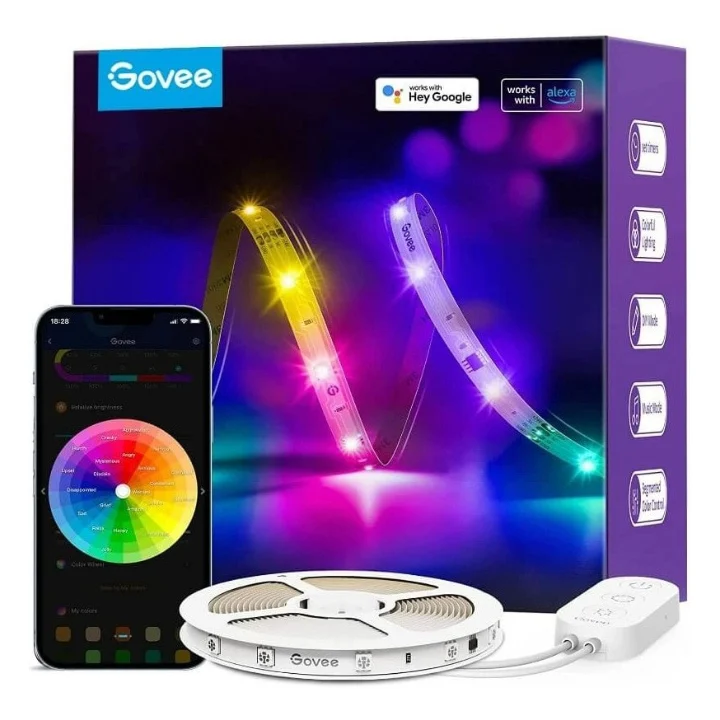 Banda LED Govee H618A cu cutia și un telefon cu aplicația Govee Home