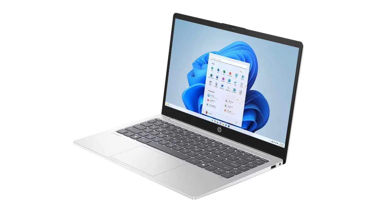 Laptop HP OmniBook 3 NG AI 14 argintiu, deschis, văzut din trei sferturi