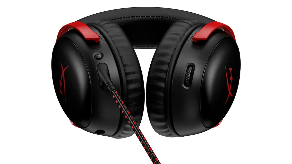 Căștile HyperX Cloud III negru cu roșu văzute de jos, cu butonul de mut pe cupa stângă și rotița de volum pe cupa dreaptă